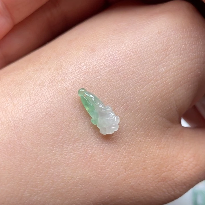 钮***娜翡翠未镶嵌颈饰白菜