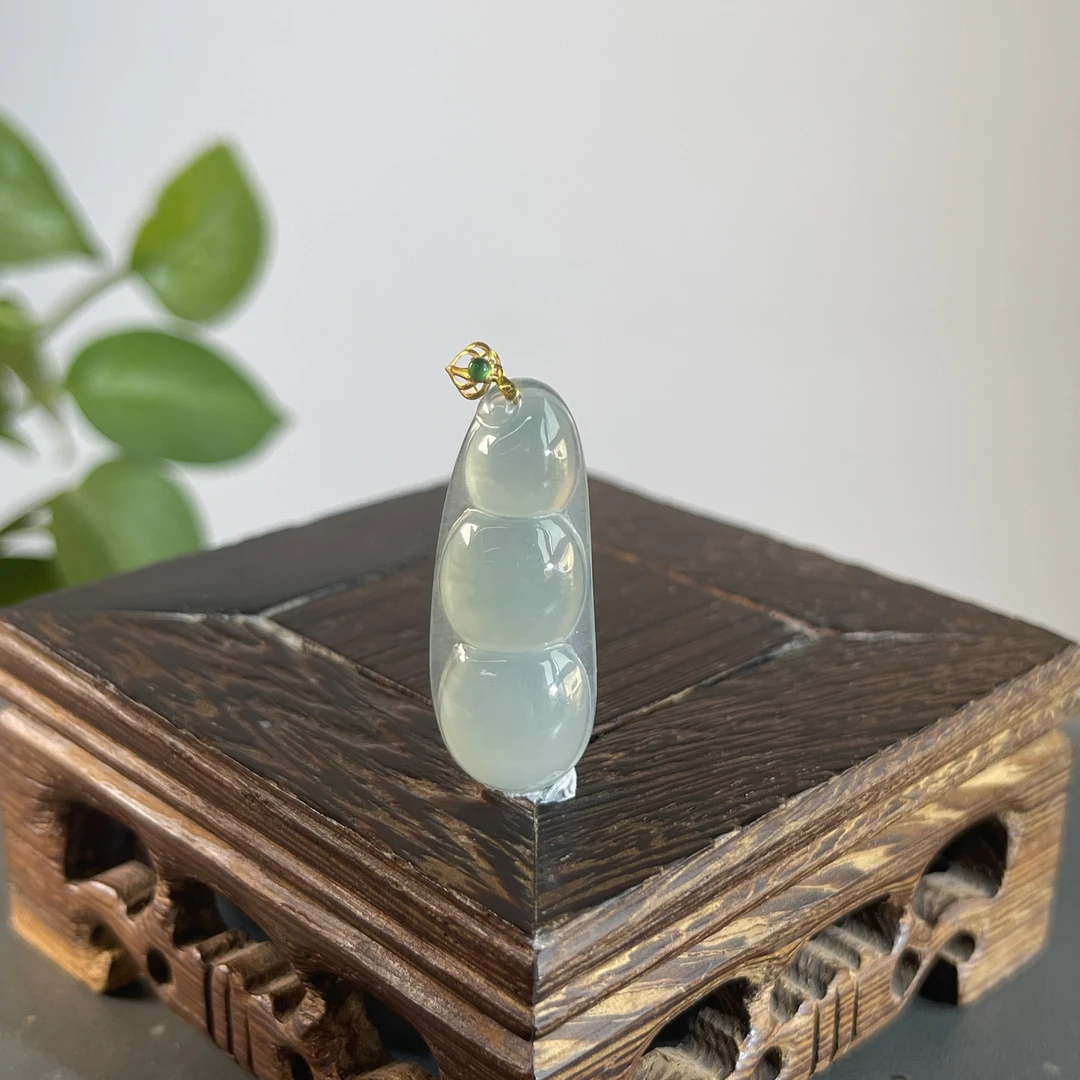 JGB11-79  天然缅甸A货翡翠  18K扣头福豆