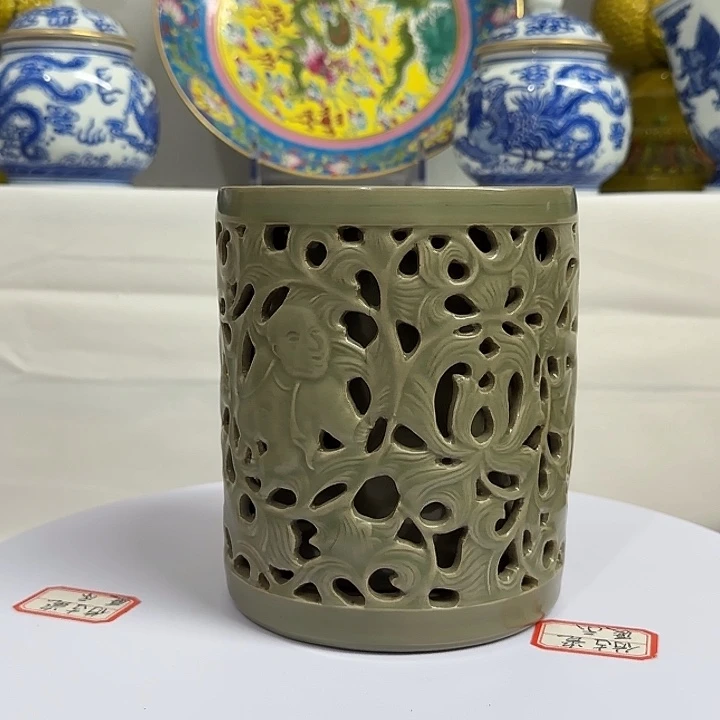 陶龙泉窑镂空工艺笔筒