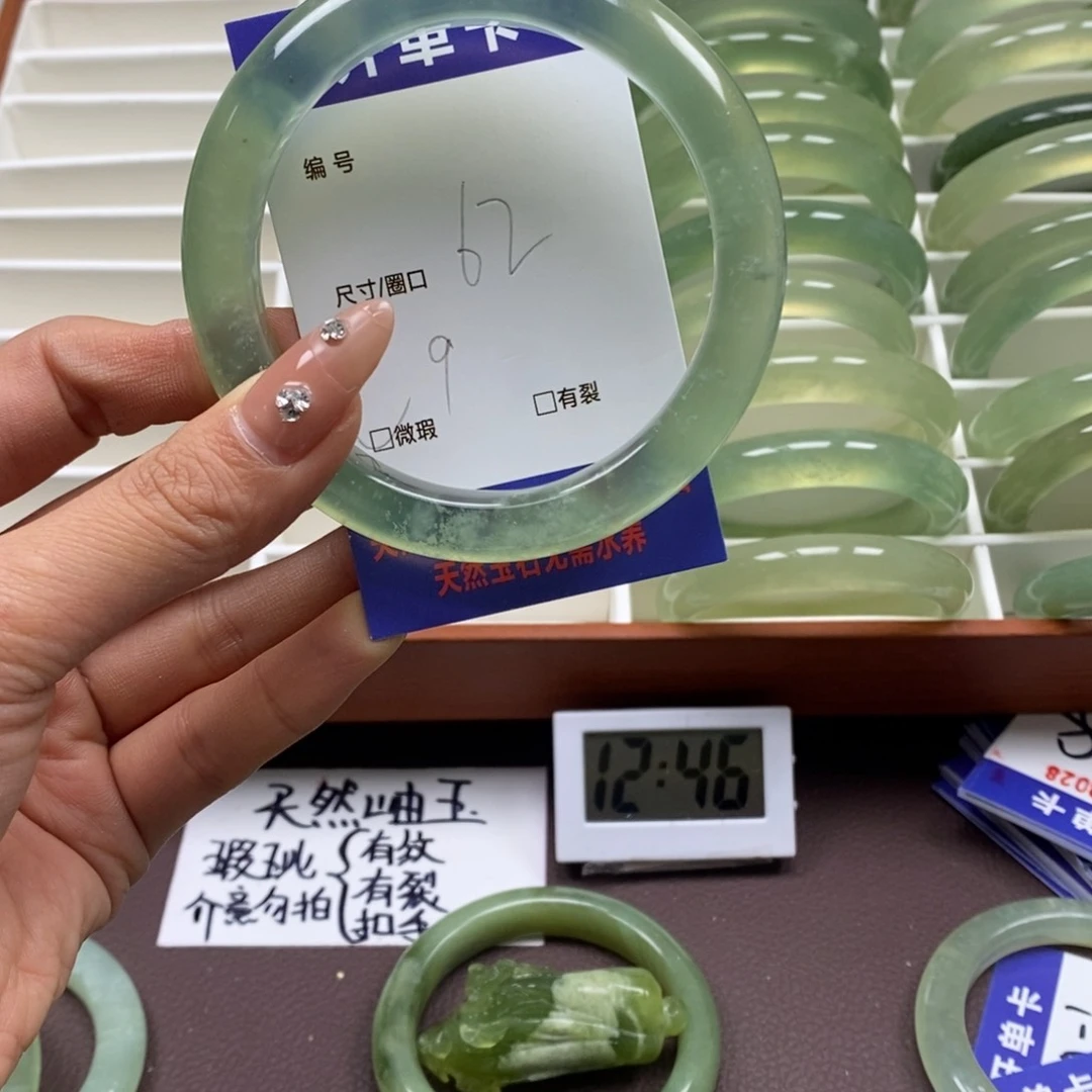 蛇纹石玉手镯未镶嵌