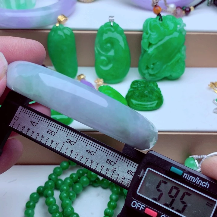 翡翠未镶嵌手镯…．．