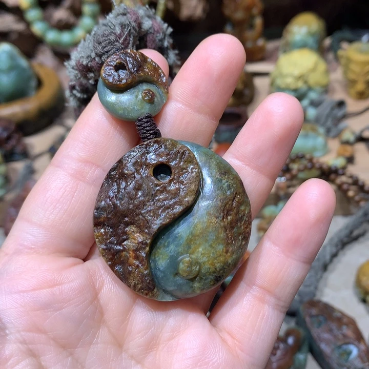 未镶嵌岫岩河磨玉（透闪石质玉）把件三*