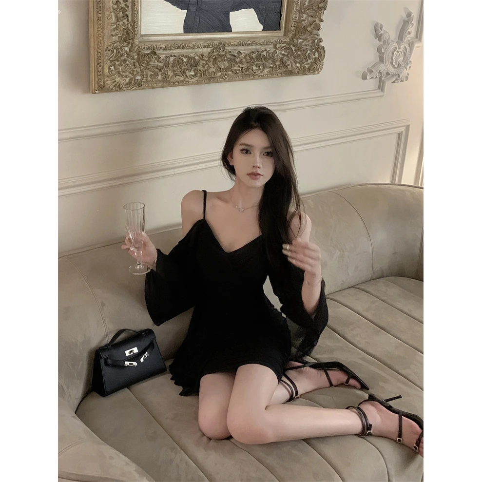 性感露肩v领吊带连衣裙女春夏气质不规则性感辣妹内搭打底小黑裙