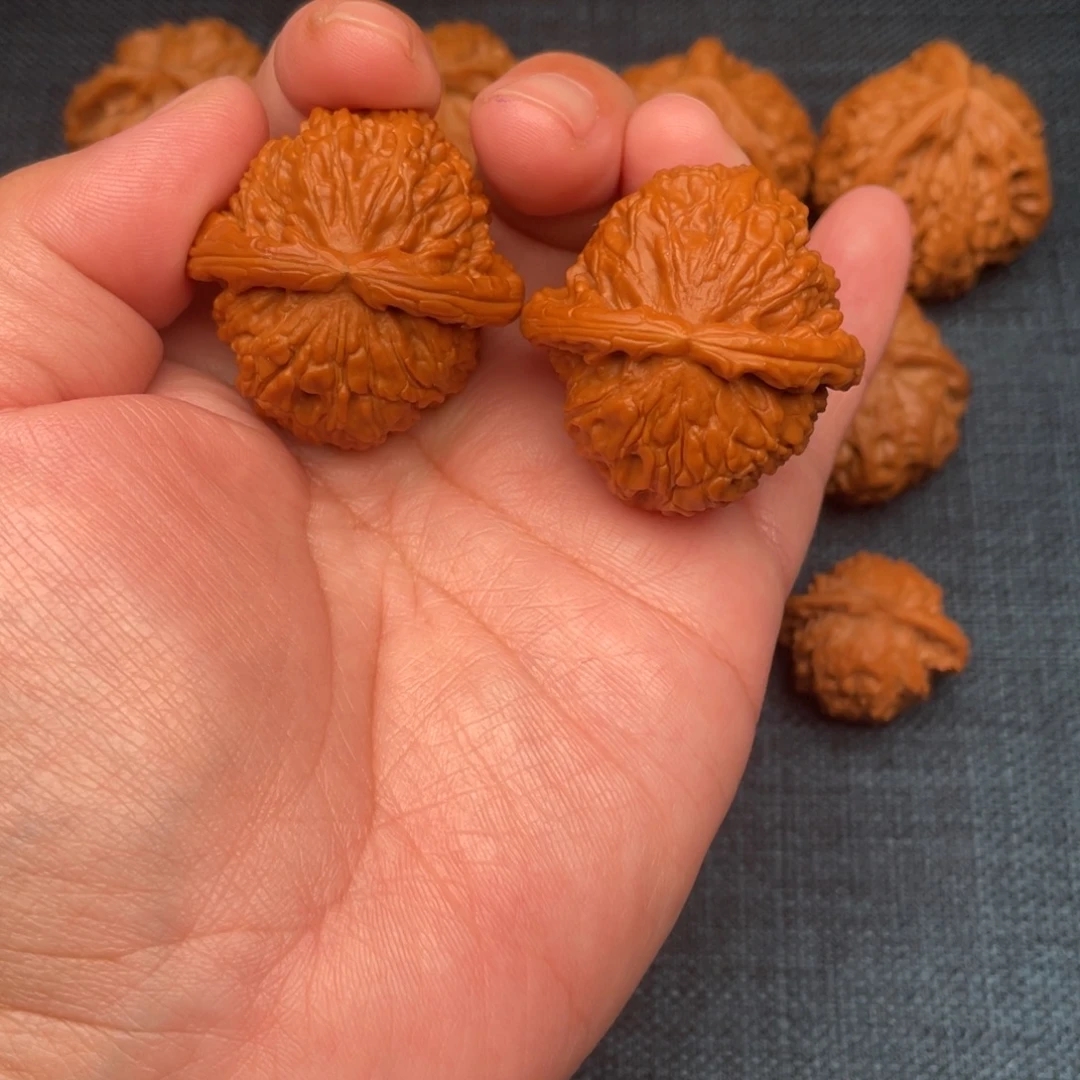 文玩核桃把件红皮白狮子38