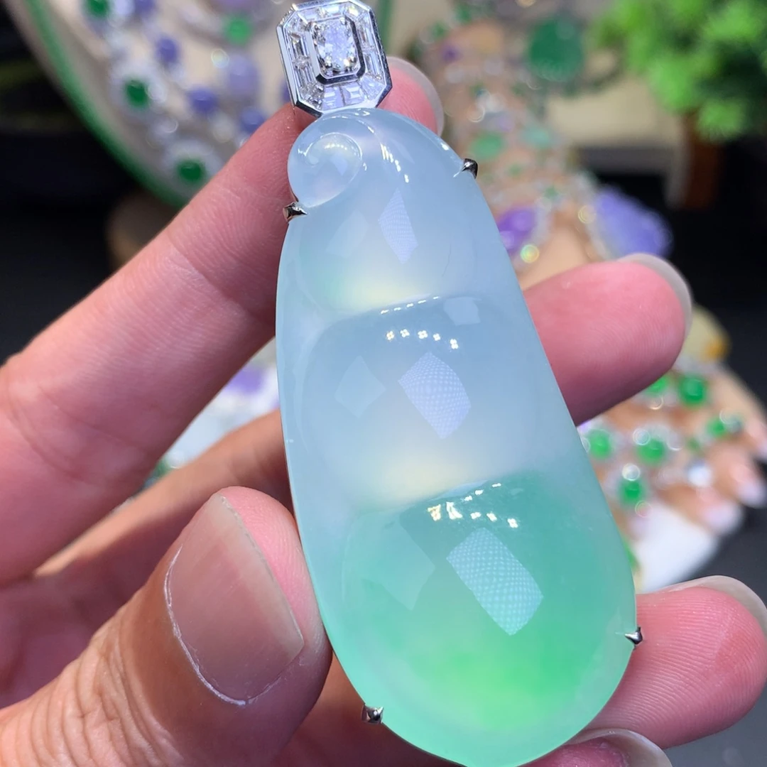 颈饰18K金镶嵌翡翠