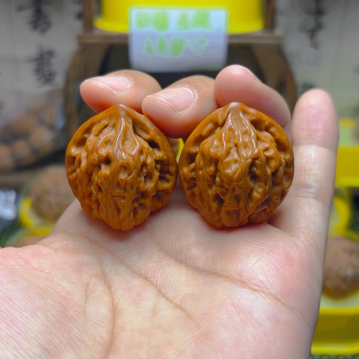文玩核桃吊坠红豆