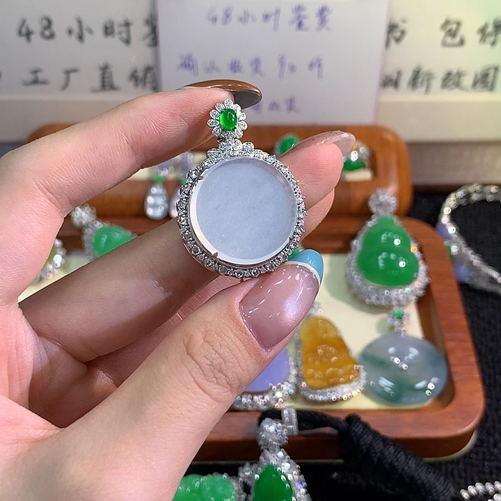 颈饰18K金镶嵌翡翠