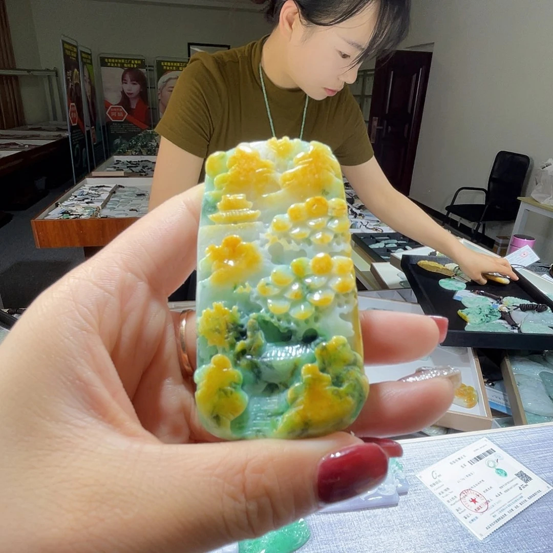 翡翠未镶嵌颈饰一个