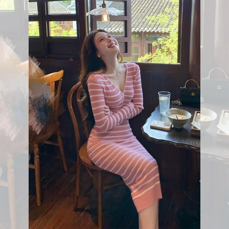 洋气时髦内搭粉色条纹包臀裙女装秋冬高贵气质打底V领针织连衣裙