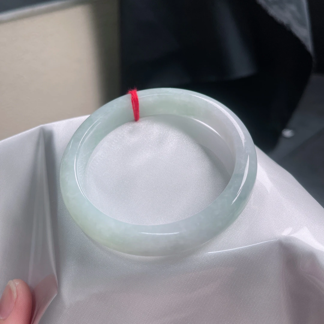 57圈口冰润淡绿宽边手镯1389尺寸57.2*11.6*7.8mm细纹