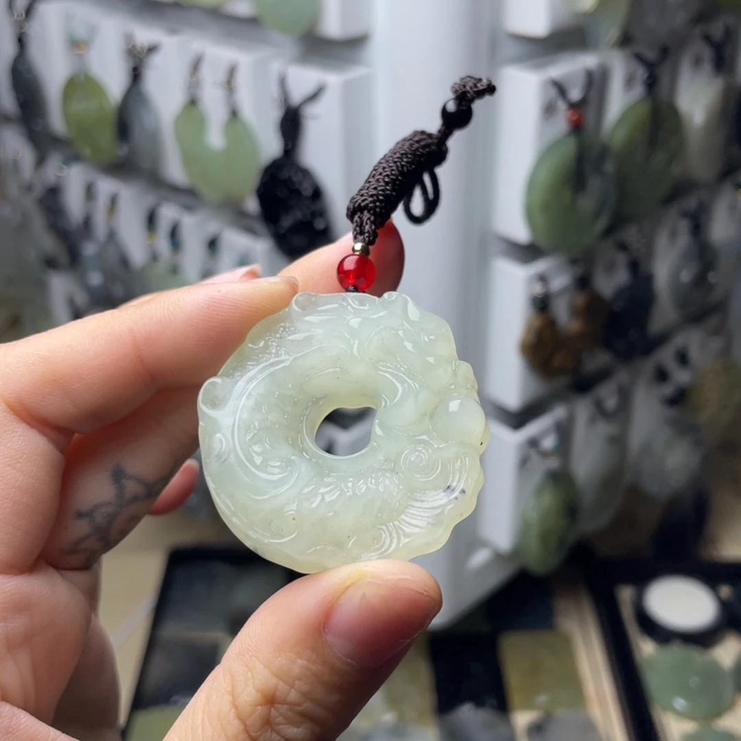 岫玉颈饰未镶嵌龙扣