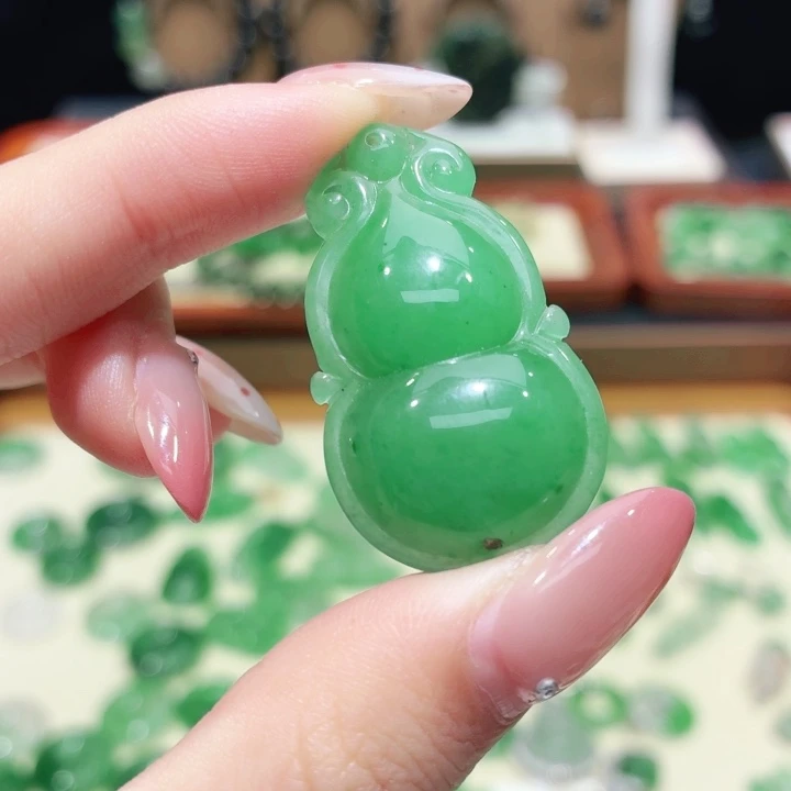 石英质玉（非洲翠）未镶嵌颈饰