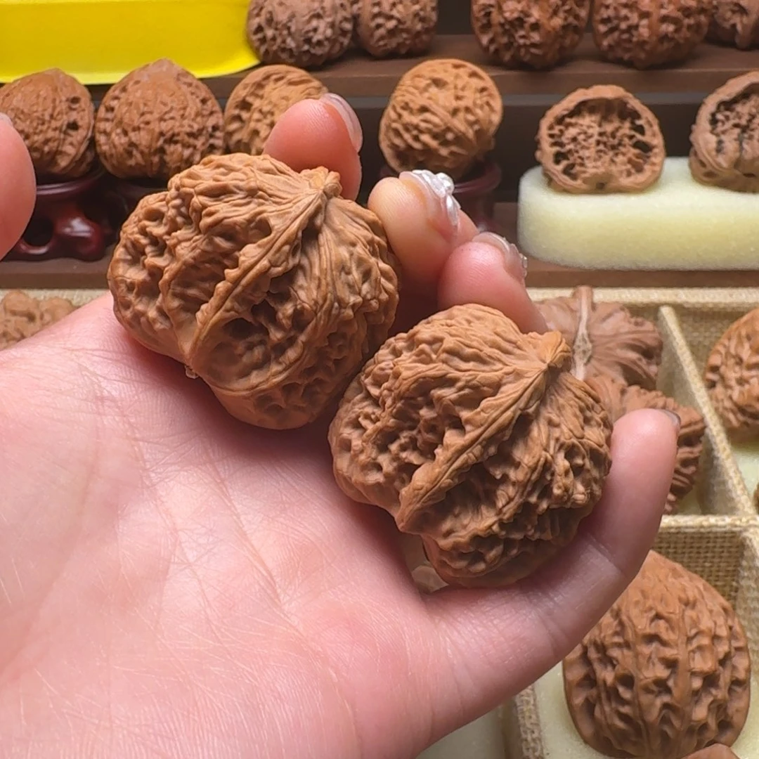 文玩核桃吊坠白狮子半壁江山