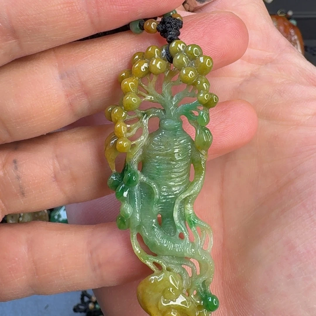 翡翠未镶嵌颈饰人生如意