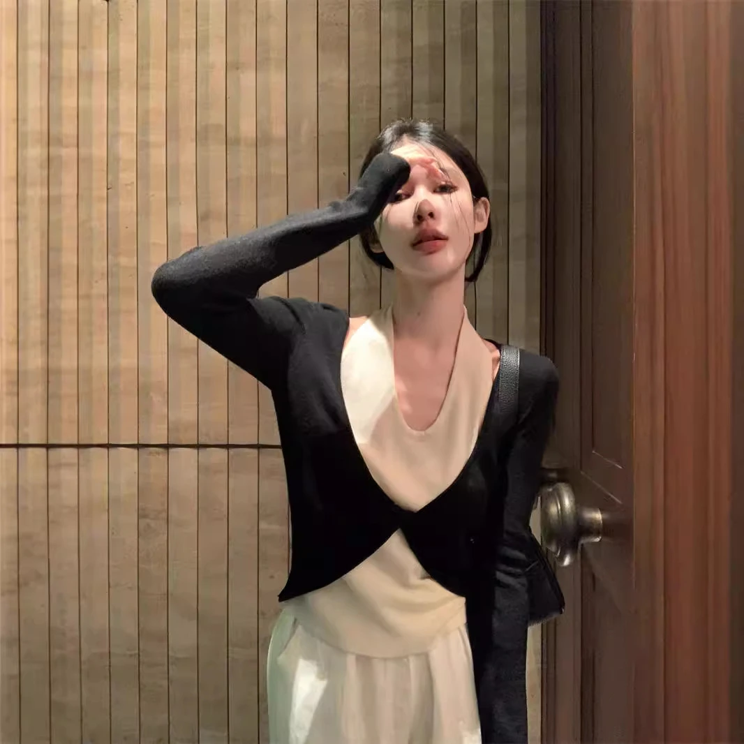 现货撞色v领挂脖长袖T恤女秋季新款设计感小众修身显瘦气质上衣两