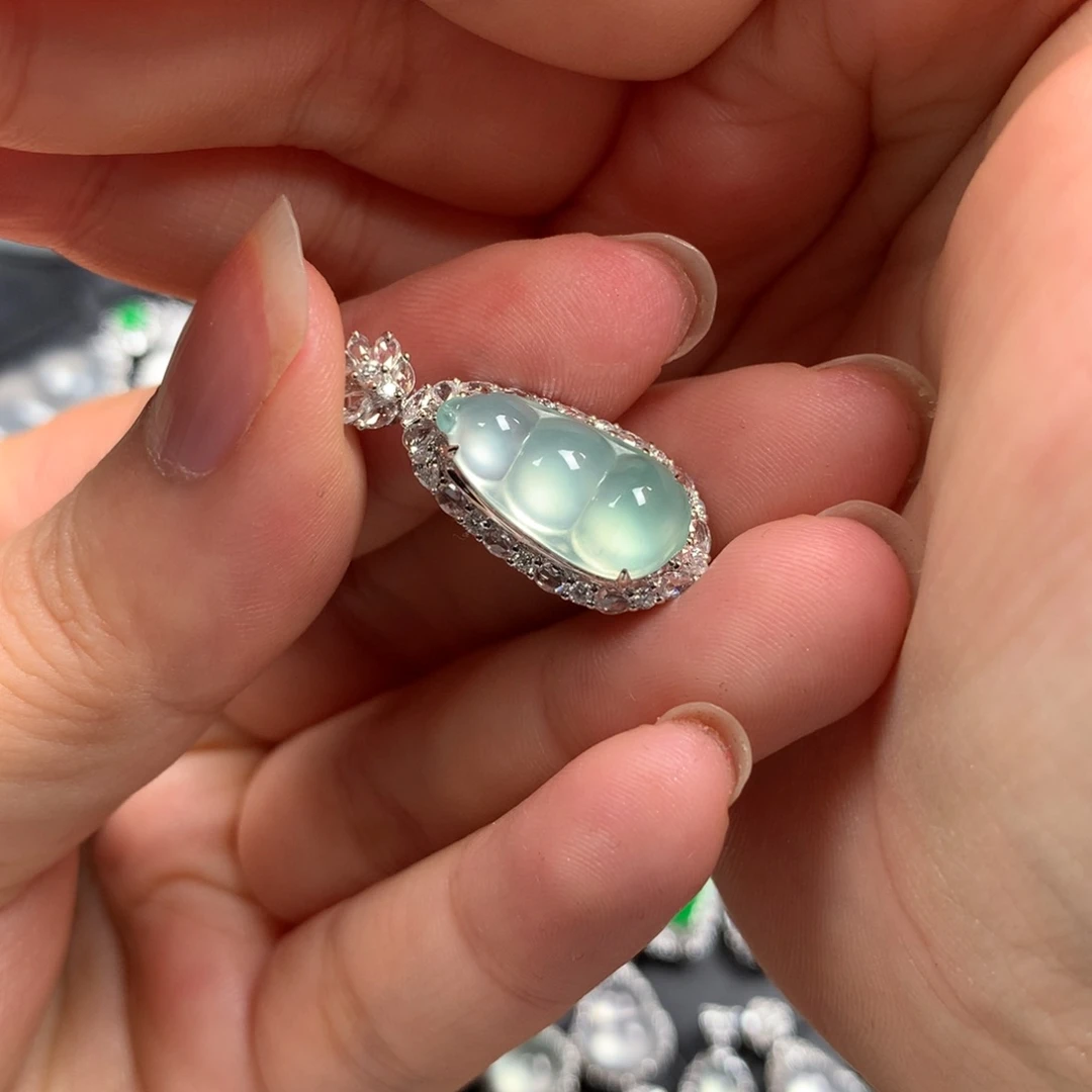 颈饰18K金镶嵌翡翠海盐芝士豆