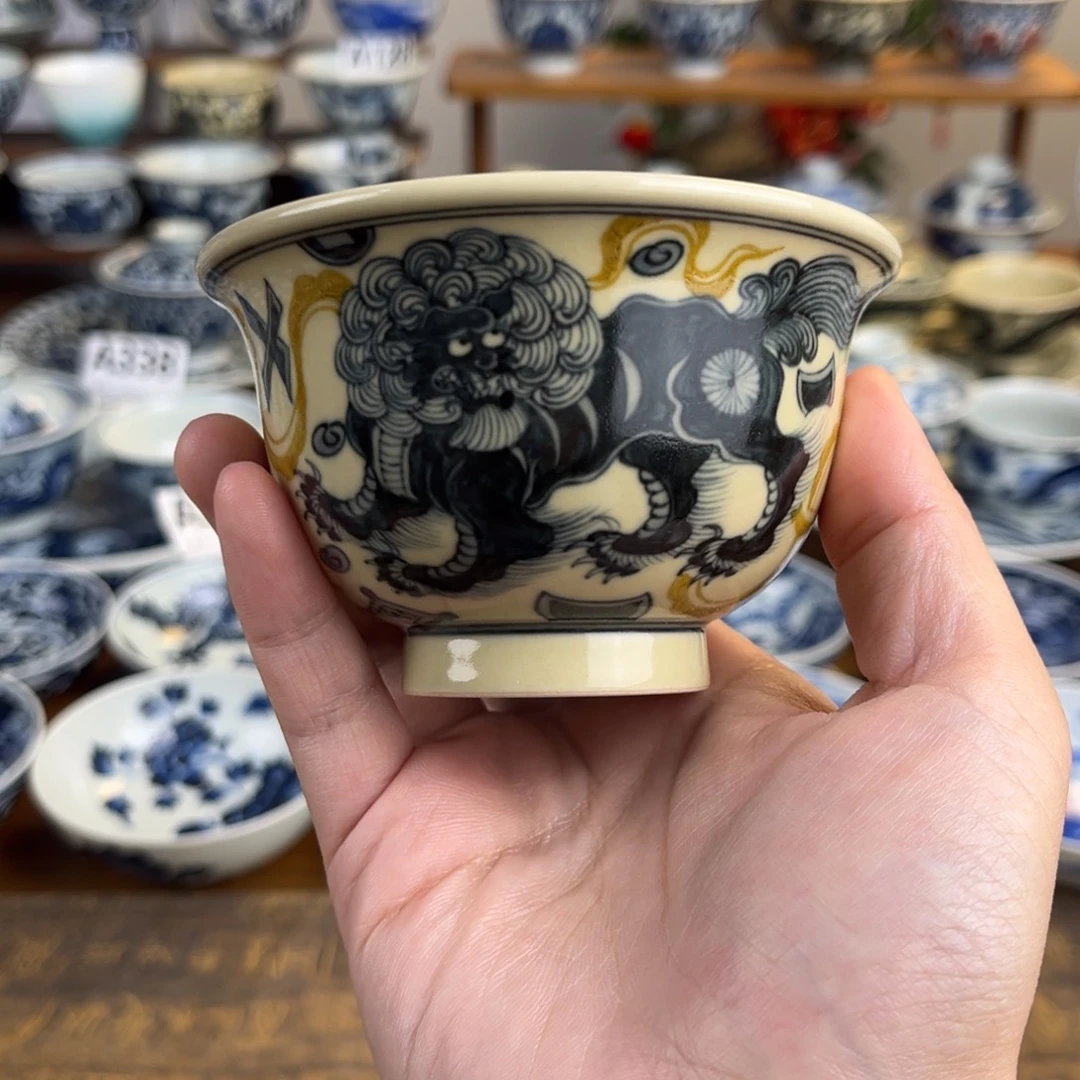 釉里金狮子戏绣球压手杯