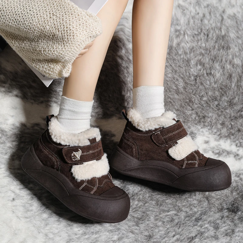 巫六七2025冬季纯色女鞋高帮加绒保暖休闲板鞋加厚显脚小百搭棉鞋