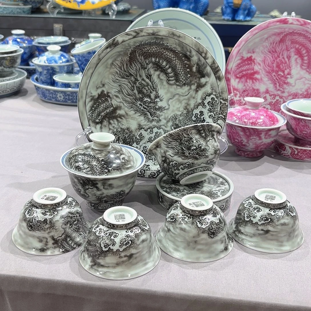 艾***锐瓷片景德镇瓷器精品陈列