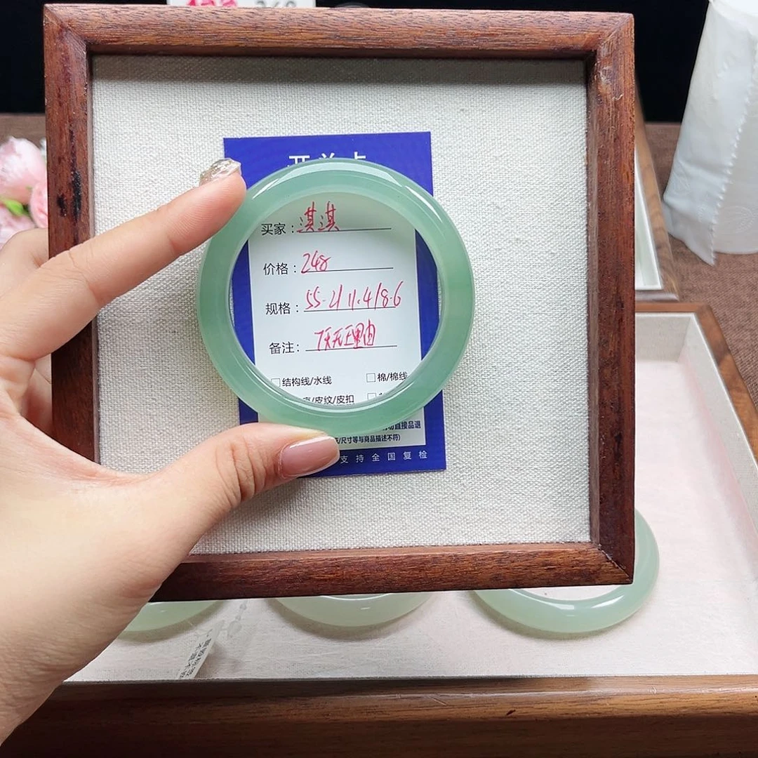 淇***淇未镶嵌手镯石英质玉