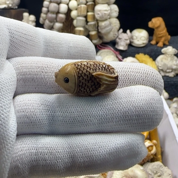 非金属配饰鹿角雕刻小鱼