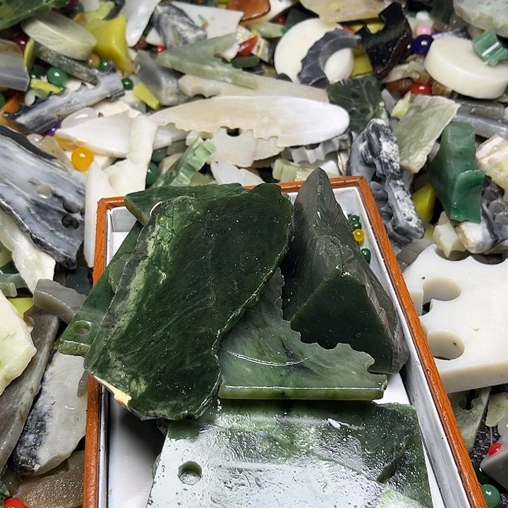 未镶嵌透闪石质玉珠宝奇石
