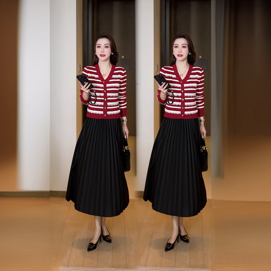 小香风条纹拼接连衣裙女春2025春秋季新款洋气时尚针织百褶打底裙