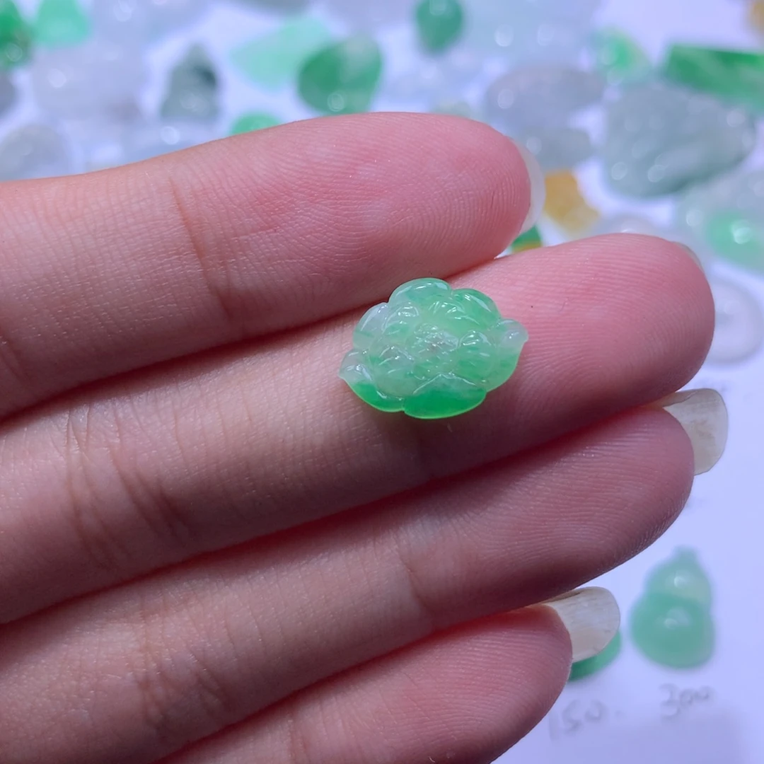 翡翠未镶嵌颈饰花