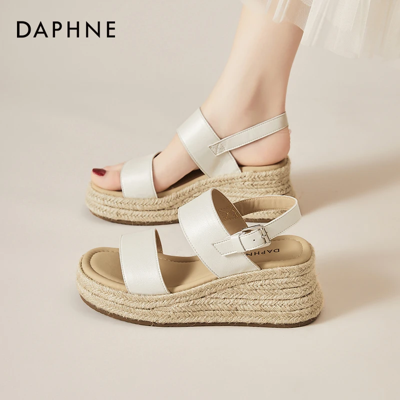 达芙妮复古百搭编织坡跟凉鞋女2025夏季新款厚底露趾一字带罗马鞋