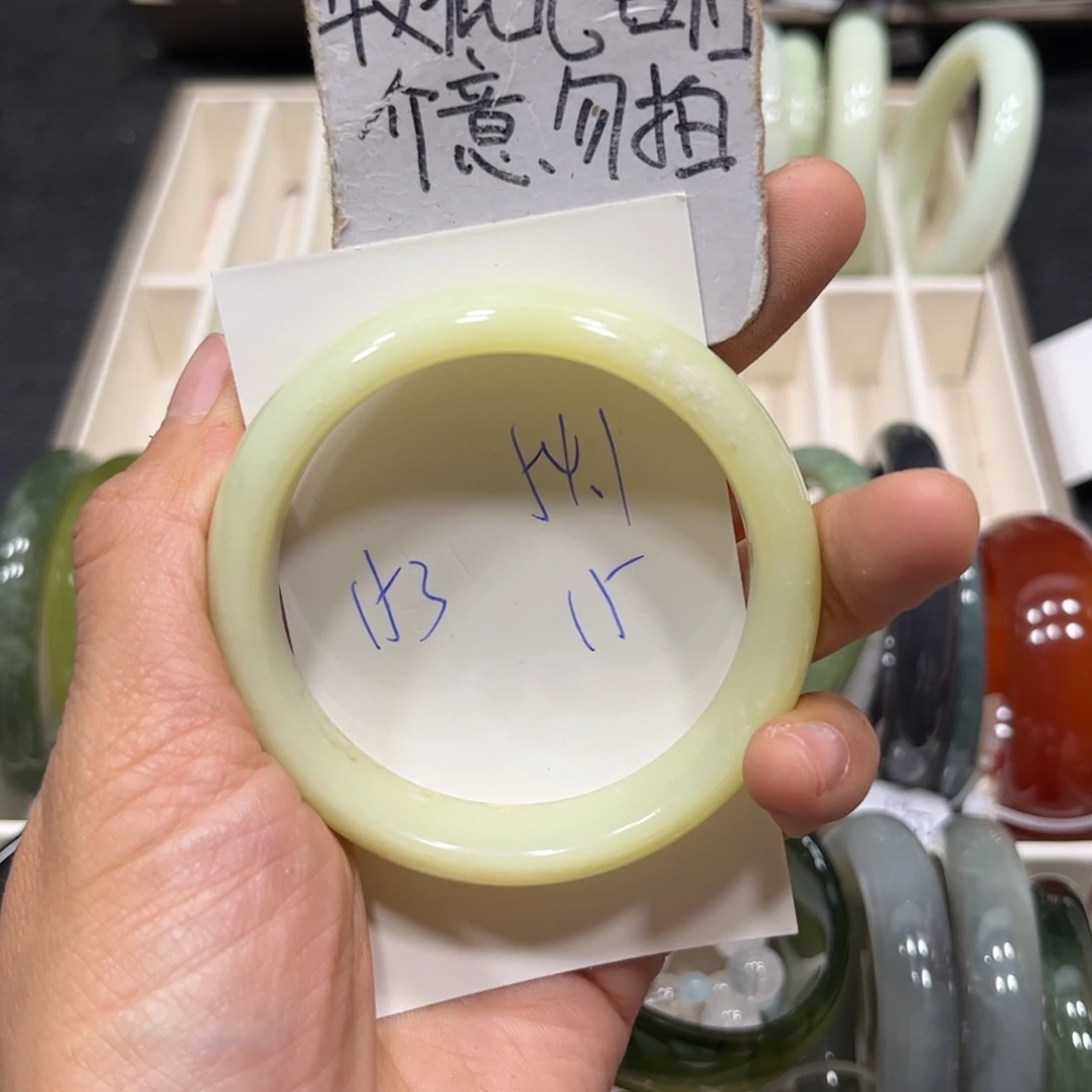 蛇纹石玉未镶嵌手镯