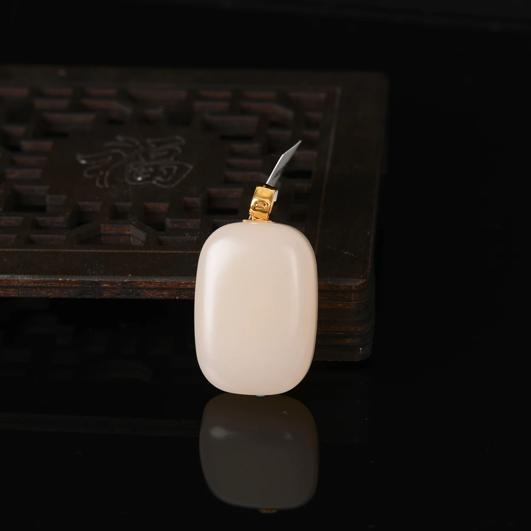 【熊总夫妇】和田玉浓熟藕粉无事牌18K金吊坠-约33*23*12mm