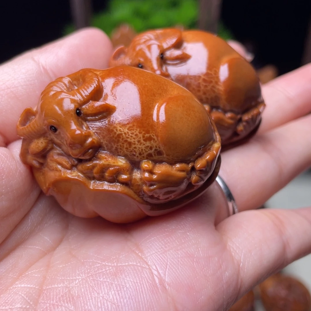 吊坠橄榄核荷叶牛手球