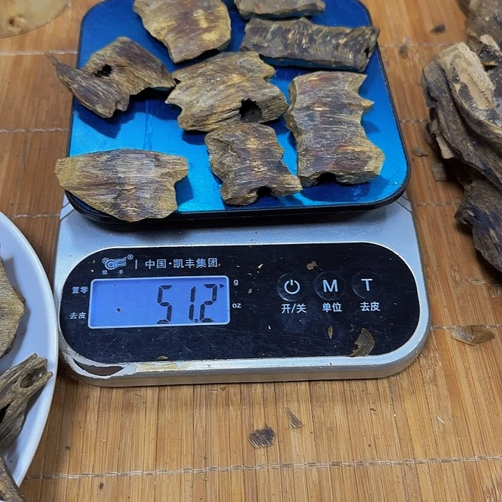 沉香木手把件真****活红金妮51克