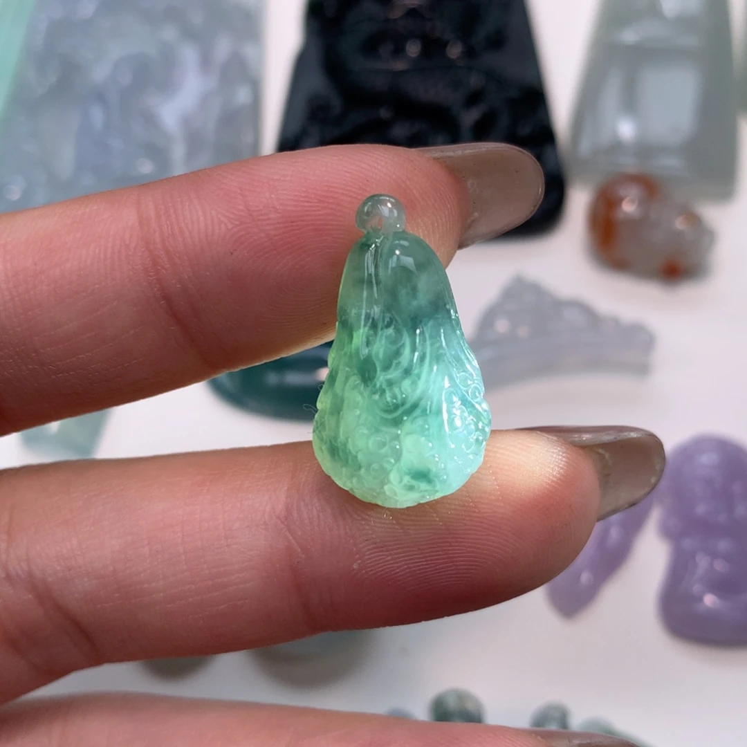 翡翠未镶嵌颈饰飘花福瓜