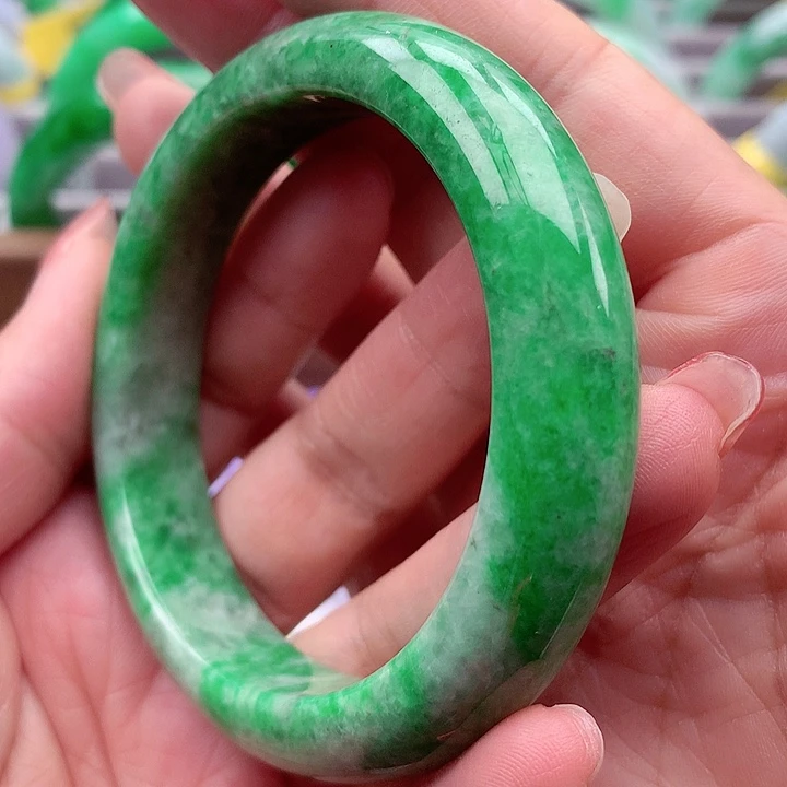 翡翠手镯未镶嵌翡翠