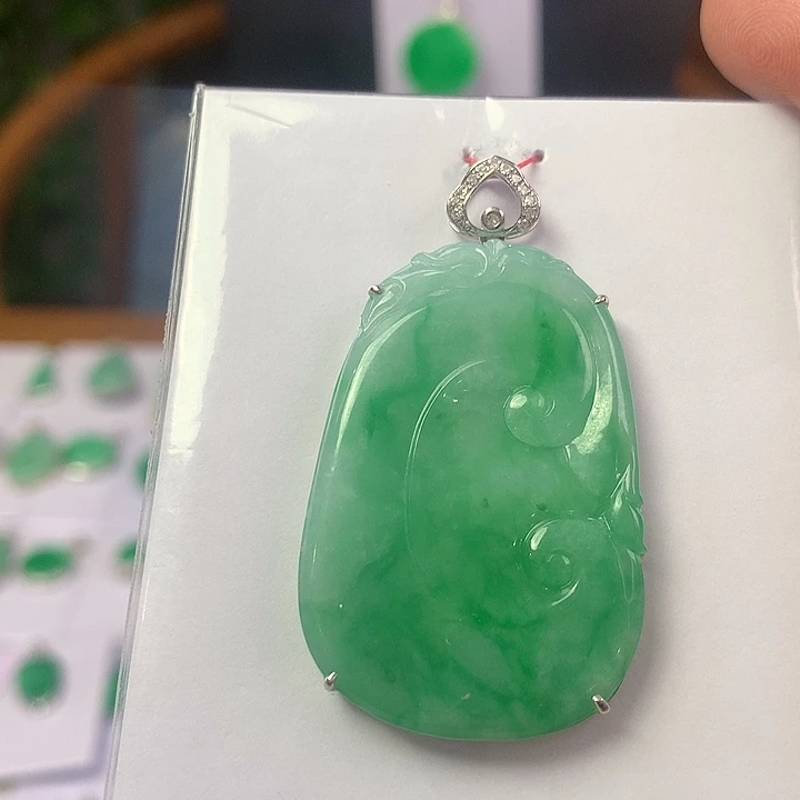 翡翠18K金镶嵌颈饰