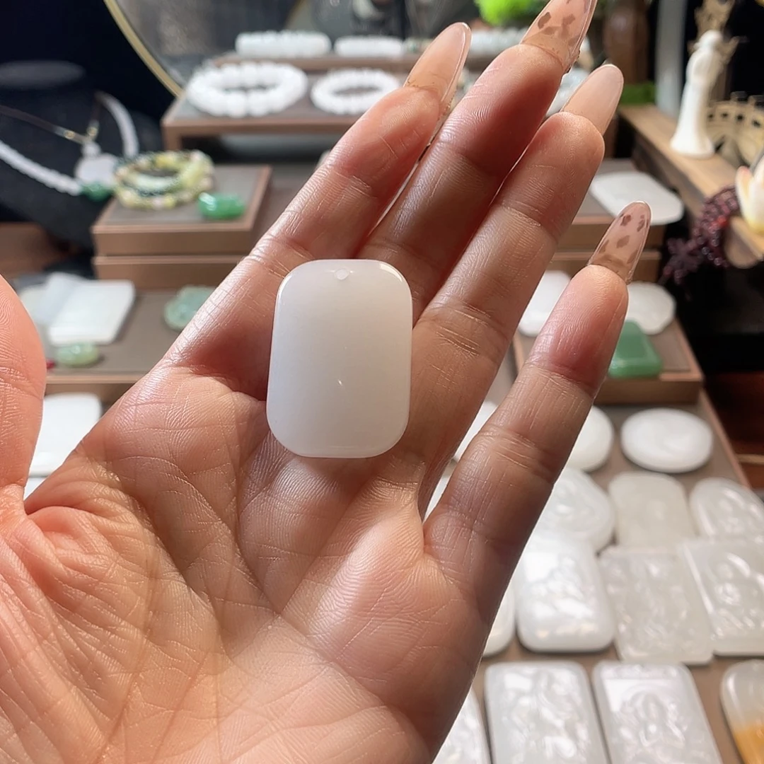 j***o石英质玉（金丝玉）未镶嵌颈饰新疆金丝玉