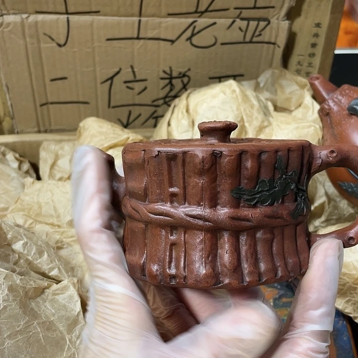 紫砂茶壶矿泥料手工制作的一把紫砂壶。
