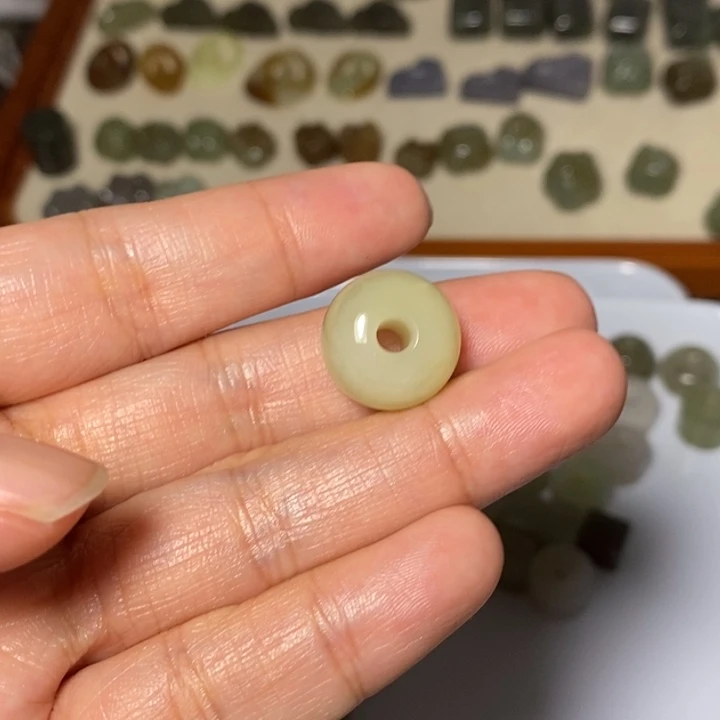 y***8和田玉未镶嵌手链微瑕