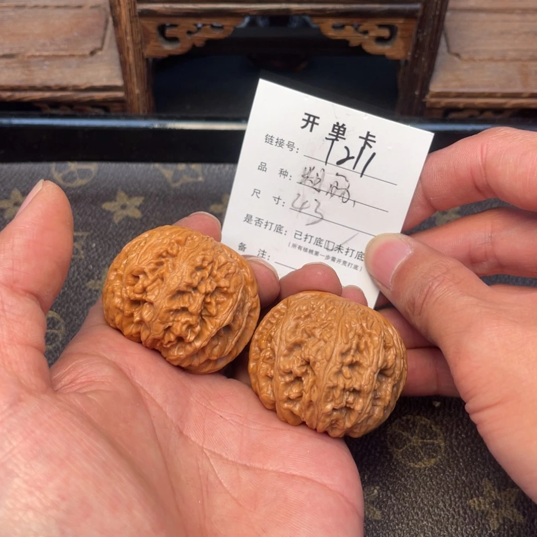 桃核吊坠小**°文玩核桃