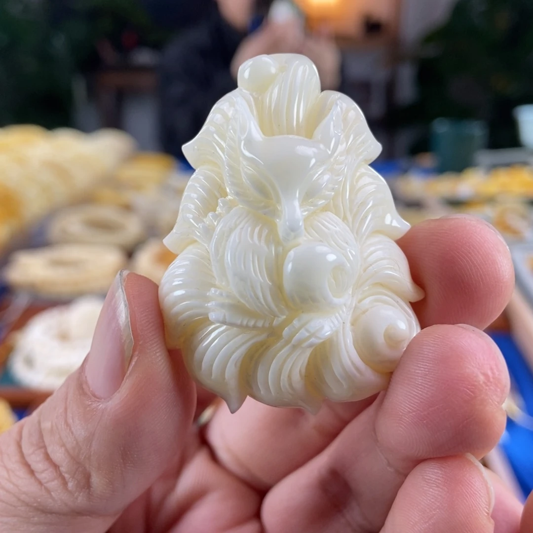 琥珀未镶嵌珠宝奇石白蜡九尾白狐吊坠16.45