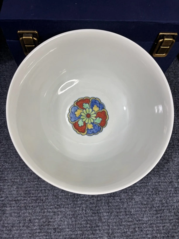 斗彩缠枝花皮球花卉大碗