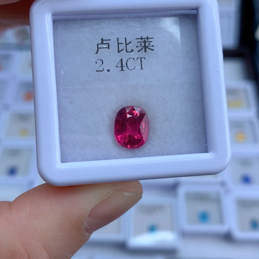 红色碧玺2.4克拉裸石未镶嵌小*