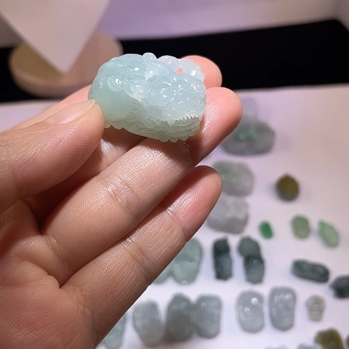 翡翠未镶嵌颈饰貔貅