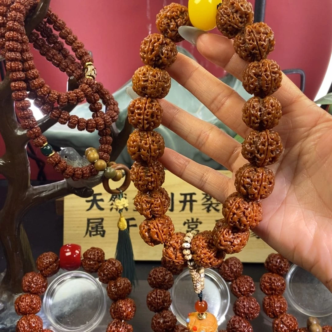 金刚菩提吊坠523手持玉化料。