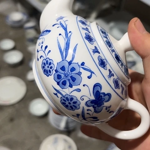 陶瓷手绘茶壶一个陶瓷