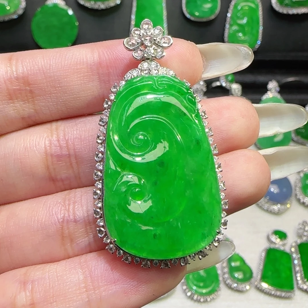 A***姐翡翠18K金镶嵌颈饰