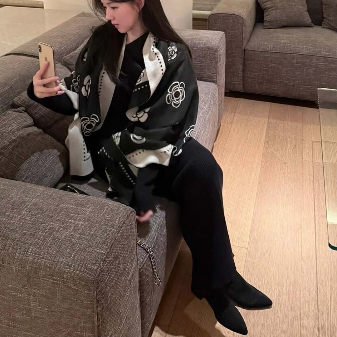 冬季新品自留推荐气质女人设计感针织连衣裙（配披肩）