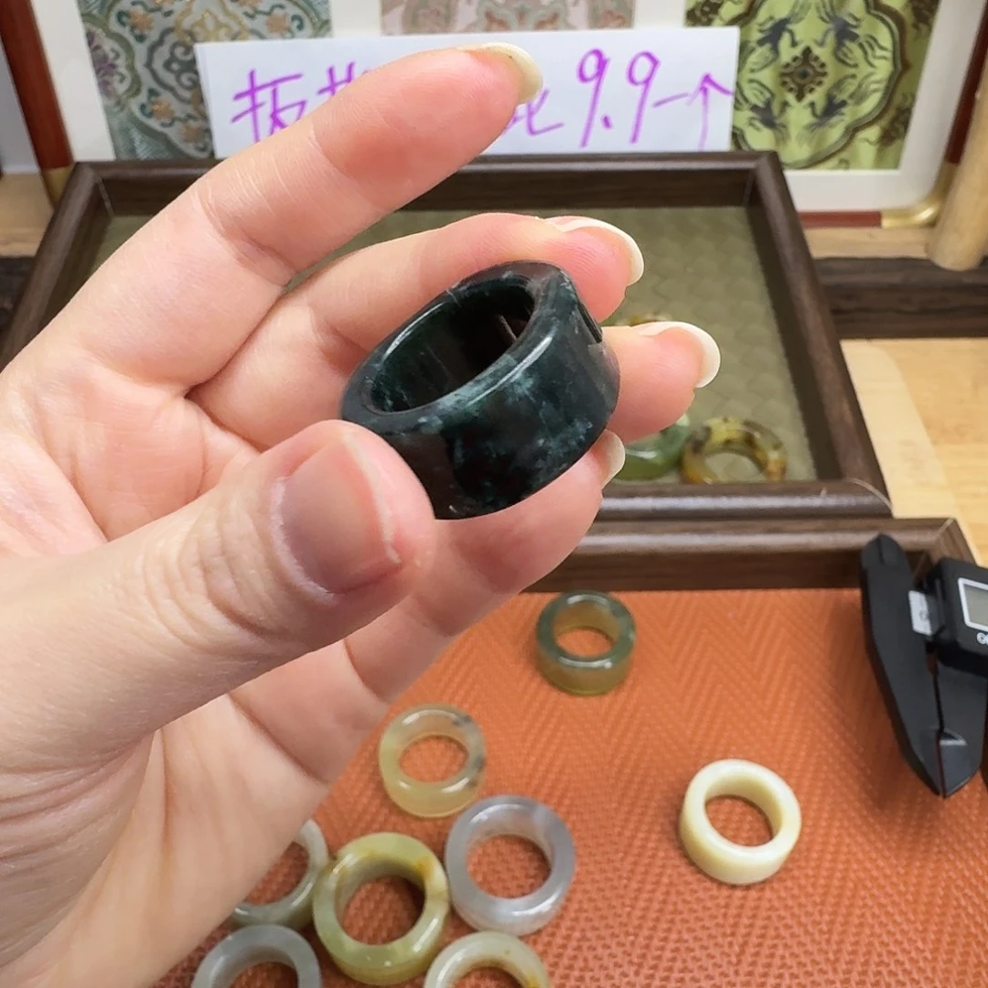 蛇纹石玉未镶嵌戒指卡16.5有裂