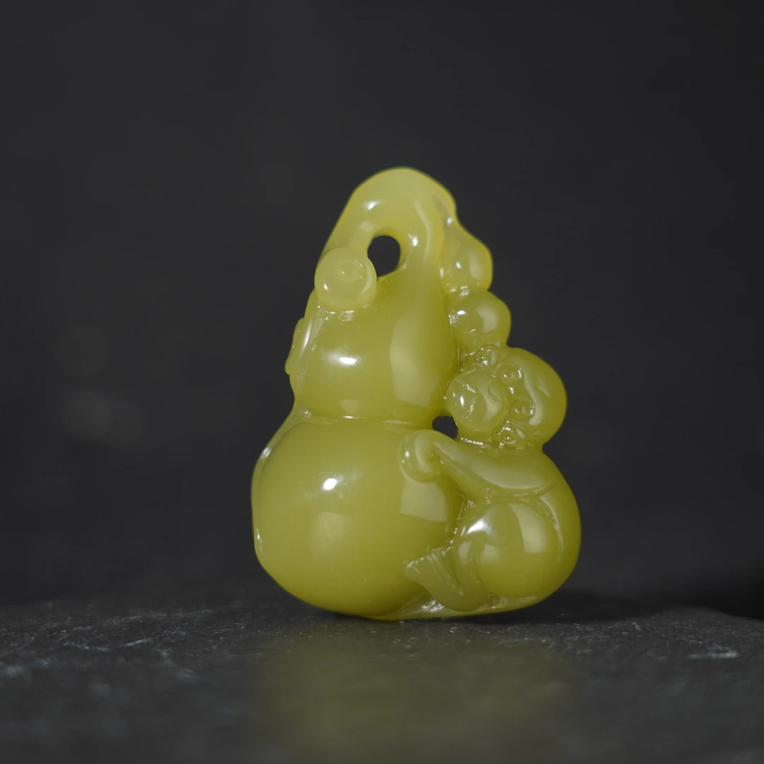 14N19   清   和田玉葫芦挂件